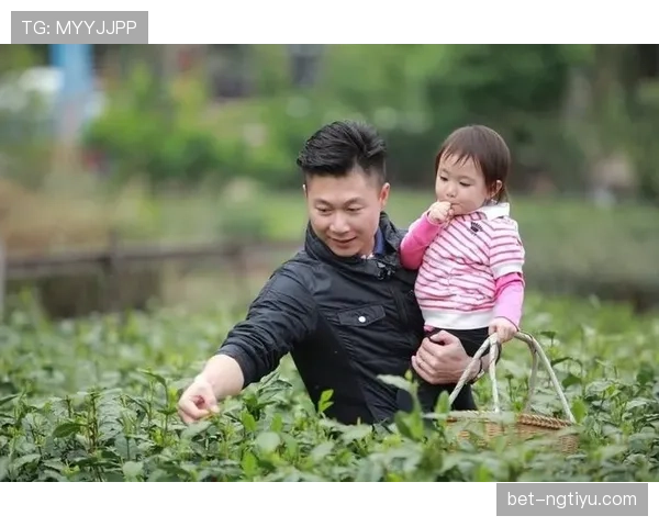 李小鹏居家照反差太绝了，赛场上的狠角色回家成了爱唠嗑的老爸，消费水平我只能呵呵